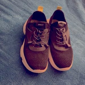 I’m selling a pair of black and green tennis shoes.